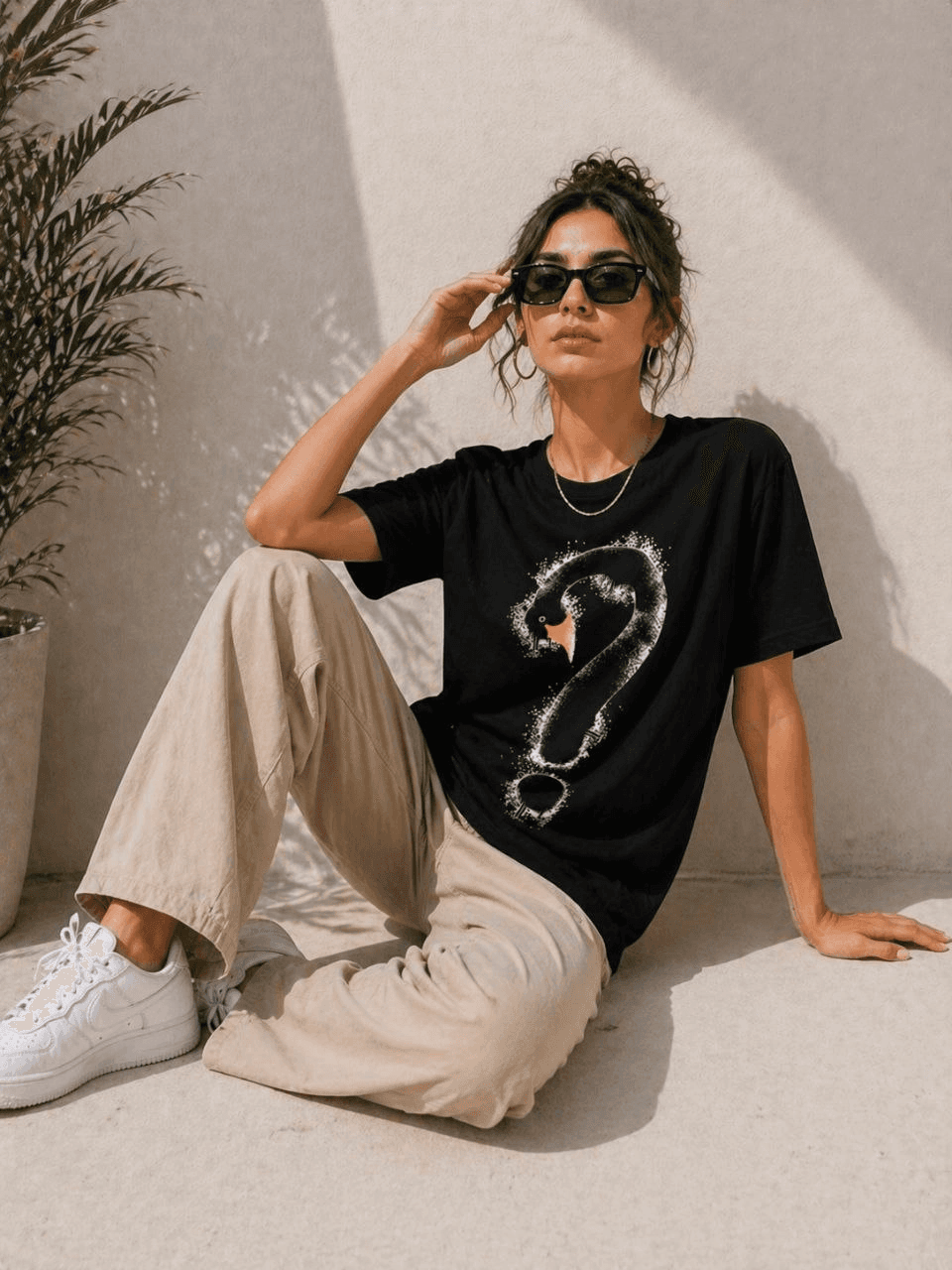 Kadın Kuğu Figürlü Soru İşareti Baskılı Tişört Kısa Kol T-Shirt - Siyah — görsel 1 / 3