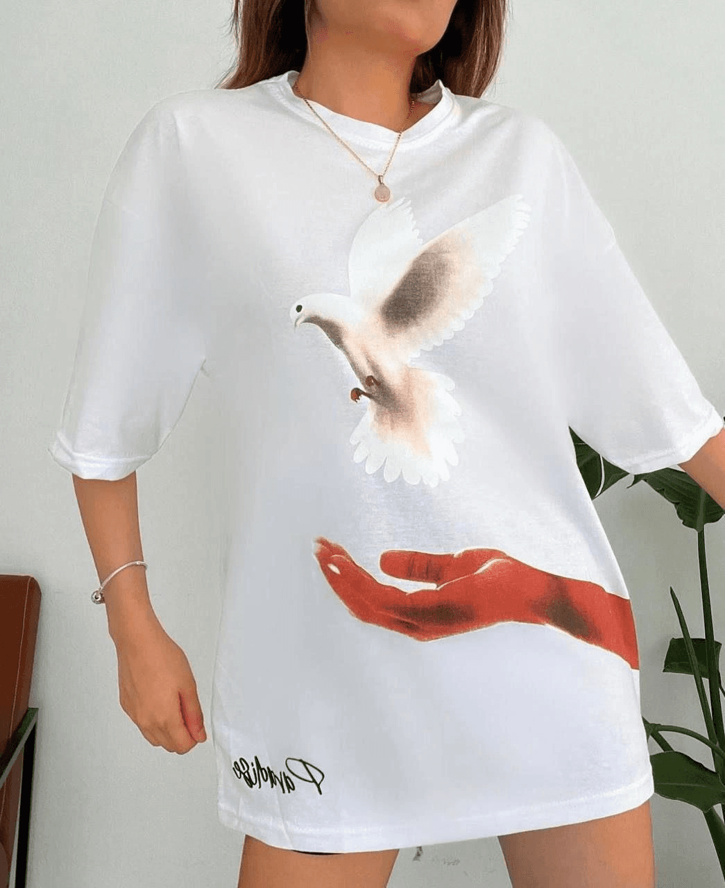 Kadın Kısa Kol Yazlık Tişört Bisiklet Yaka Uzi Güvercin Baskılı T-Shirt - Beyaz — görsel 1 / 2