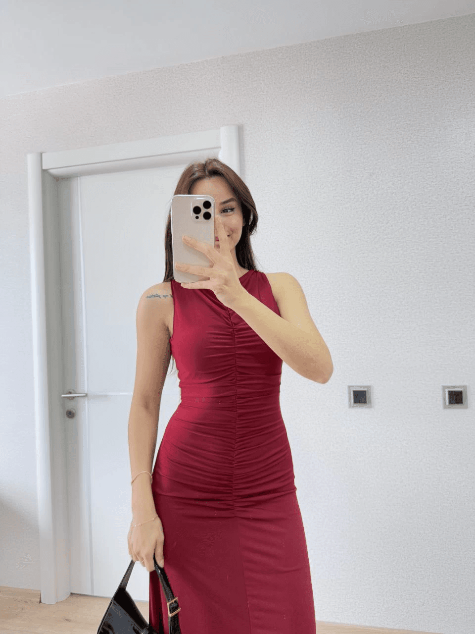 Kadın Bürümcük Kumaşlı İçi Astarlı Üzgülü Kolsuz Büzgülü Uzun Elbise - Kırmızı