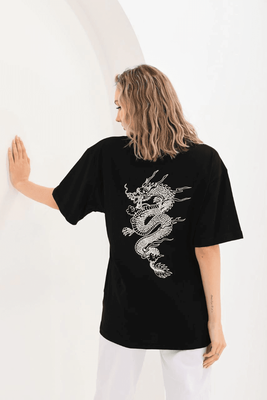 Kadın Kısa Kol Yazlık Tişört Bisiklet Yaka Ejderha Baskılı T-Shirt - Siyah — görsel 1 / 8