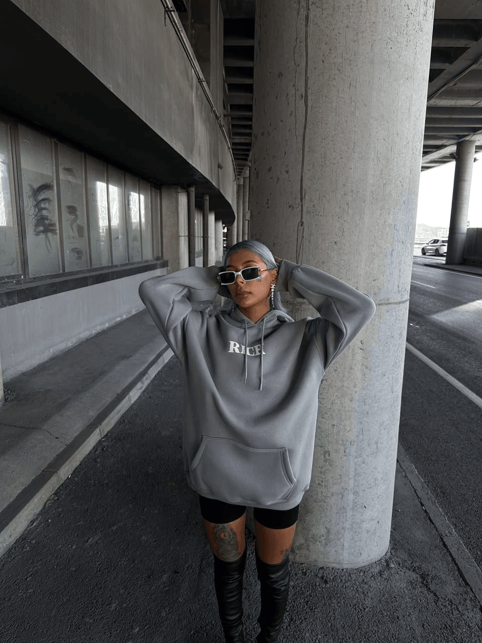 Kadın Kapüşonlu Kanguru Cepli Sweatshirt 3 İplik Pamuklu Baskılı Hoodie - Gri — görsel 1 / 2