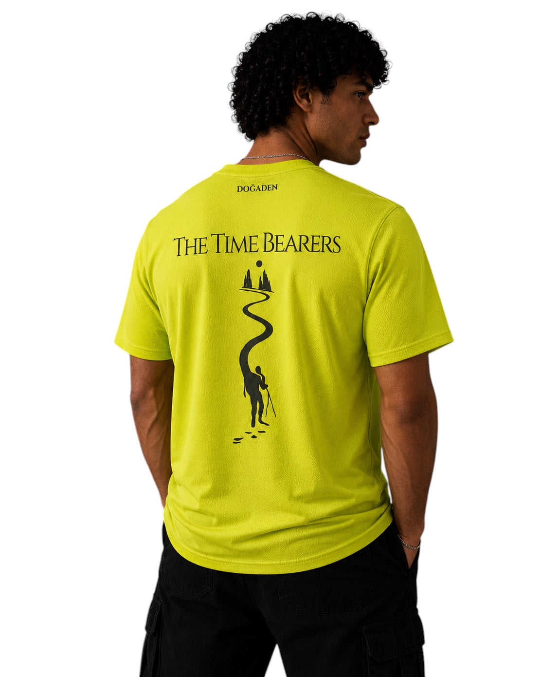 ArvoCulture marka, sarı performans tişörtü, sırtında "THE TIME BEARERS" yazısı ve yürüyüşçü, yol, dağ ve güneş grafiği.