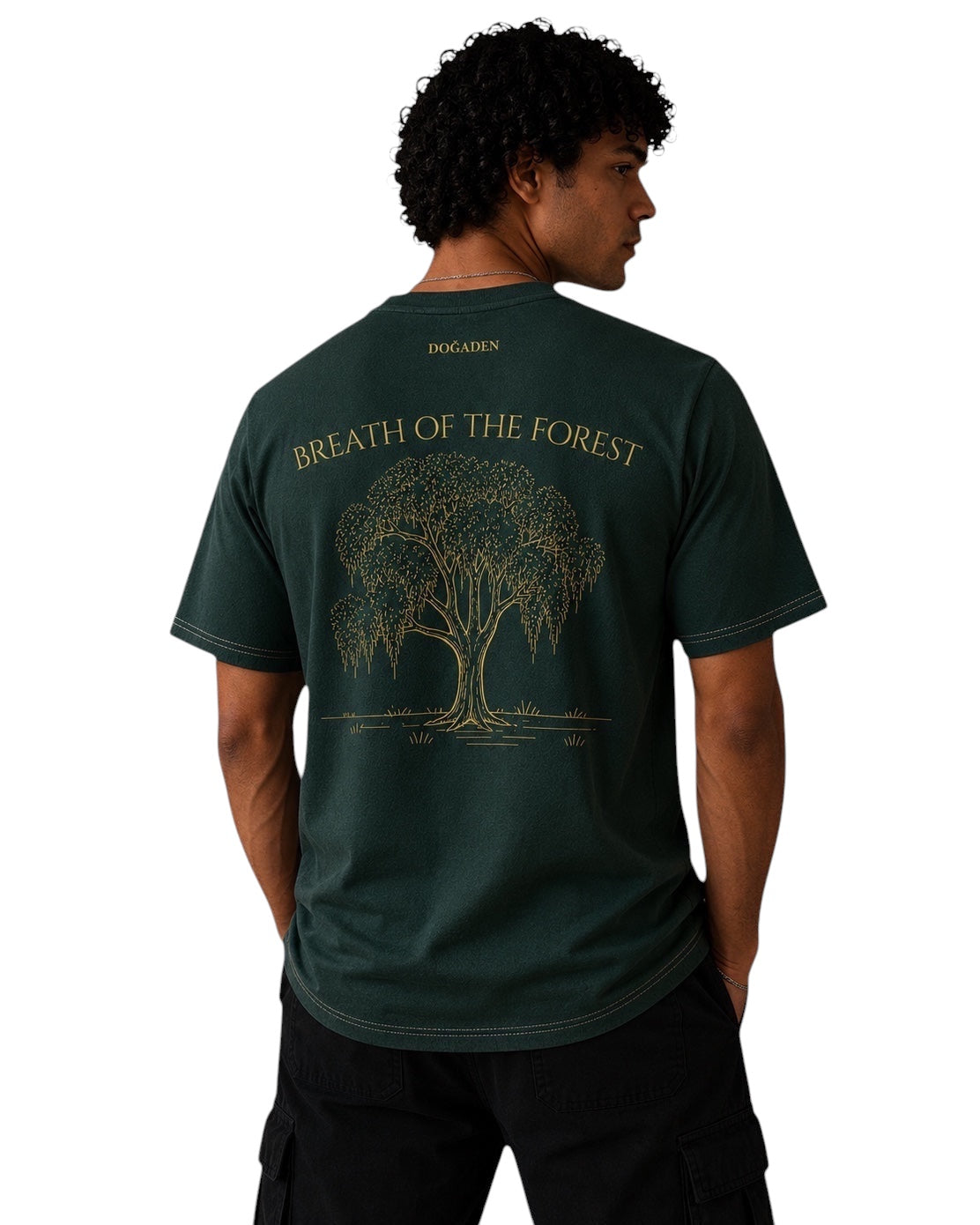 ArvoCulture'dan zümrüt yeşili pamuklu tişört, arkasında altın rengi "Breath of the Forest" yazısı ve ağaç deseni.
