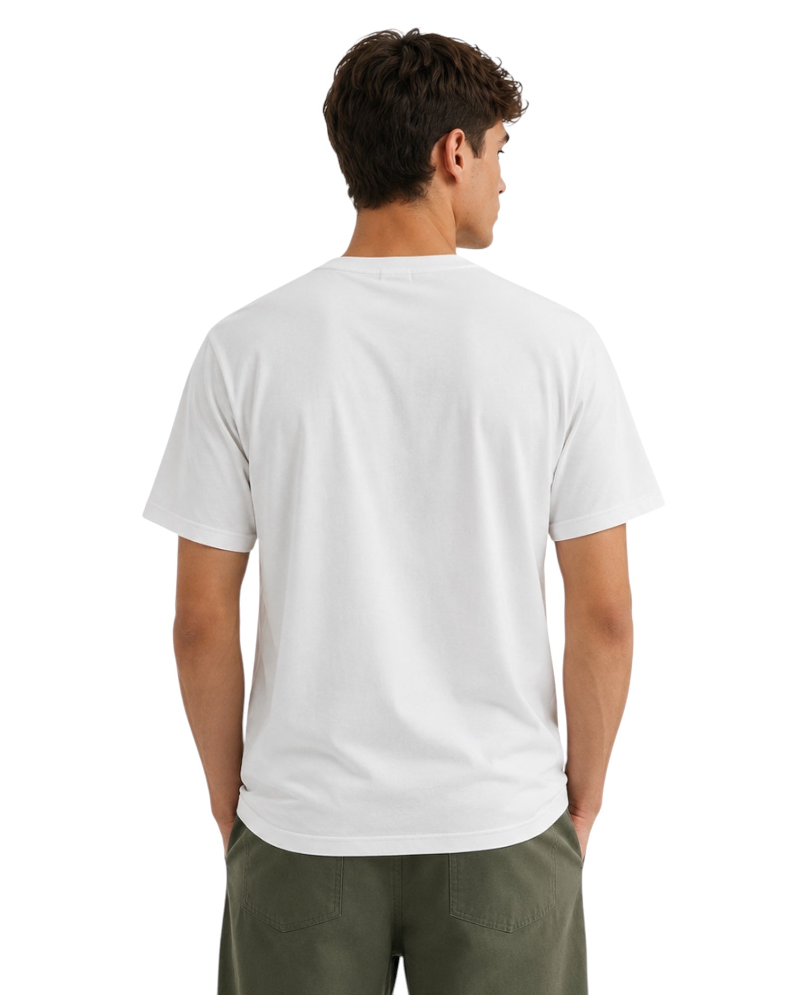ArvoCulture beyaz oversize pamuklu tişört, minimal logo detaylı, erkek model üzerinde.