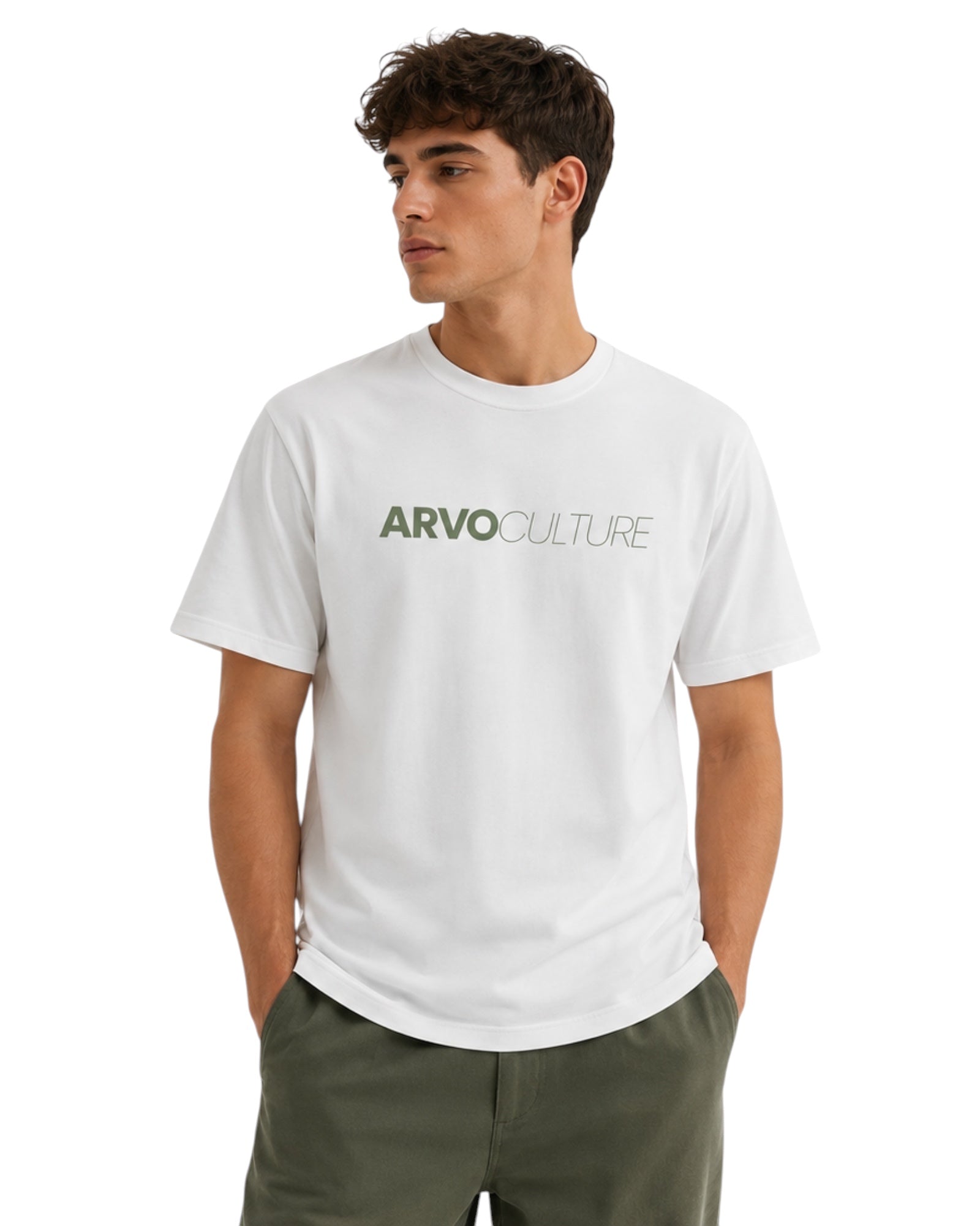 ArvoCulture beyaz pamuklu oversize tişört, önünde minimal yeşil logo detayı bulunur. Erkek model üzerinde.