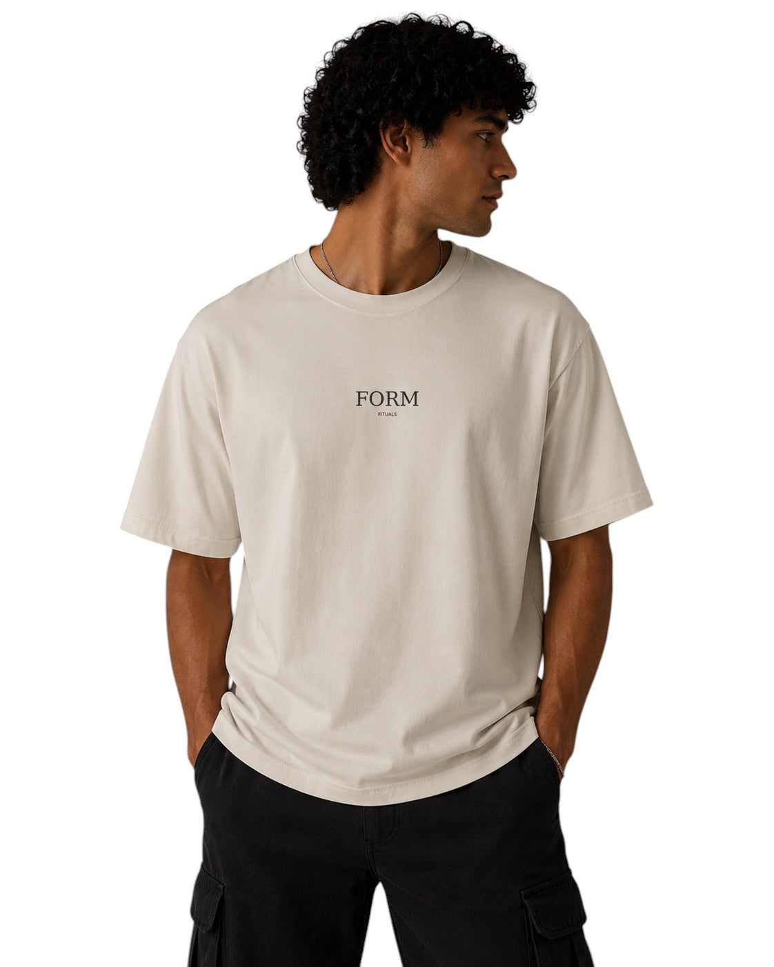 ArvoCulture marka, krem rengi, pamuklu, oversize kesim, bisiklet yaka, kısa kollu, önünde küçük 'FORM RITUALS' baskısı olan erkek tişörtü.