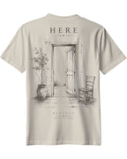 ArvoCulture marka krem rengi, oversize, pamuklu tişört. Sırtında açık kapı, saksıda ağaç ve sandalye çizimi.