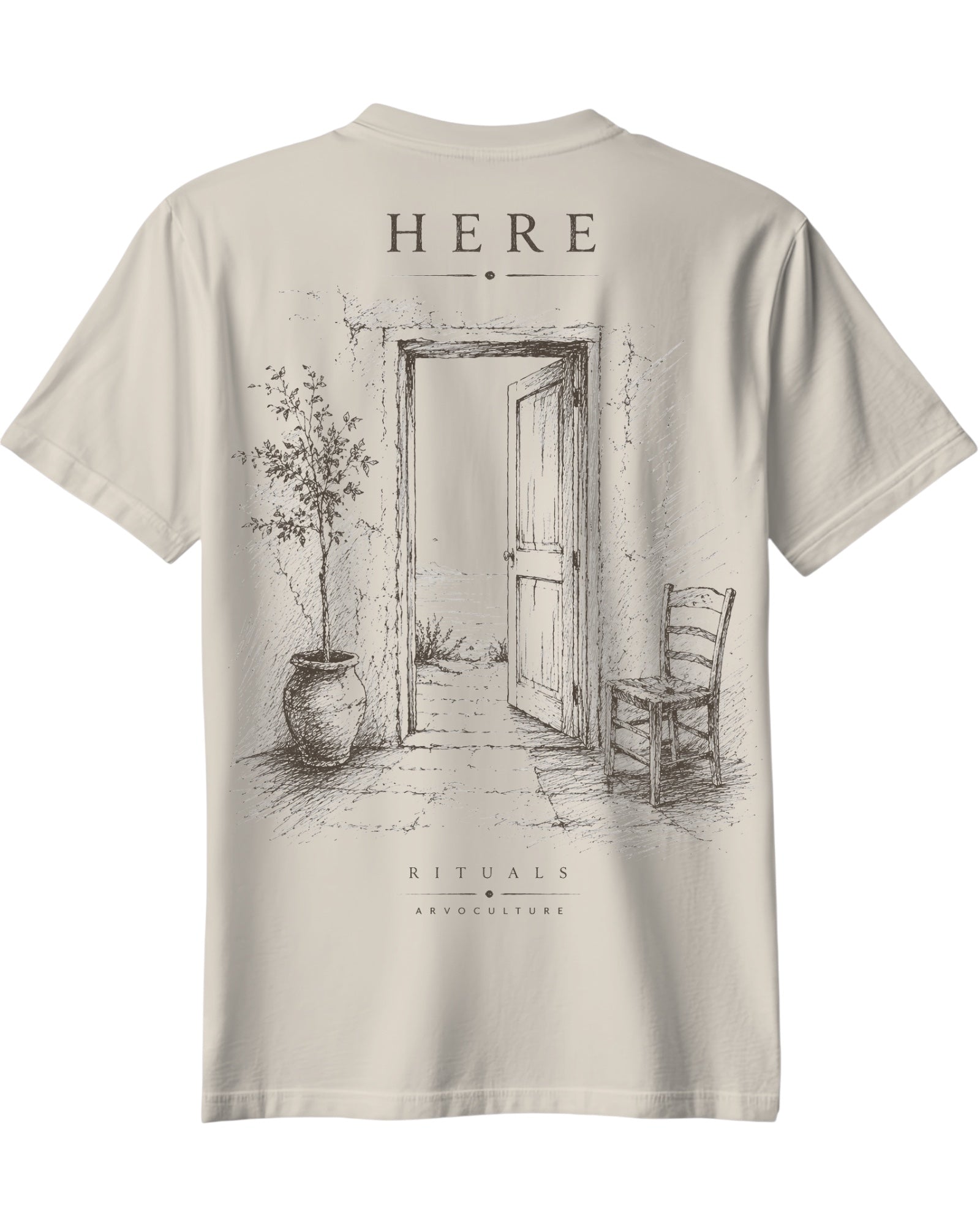 ArvoCulture marka krem rengi, oversize, pamuklu tişört. Sırtında açık kapı, saksıda ağaç ve sandalye çizimi.