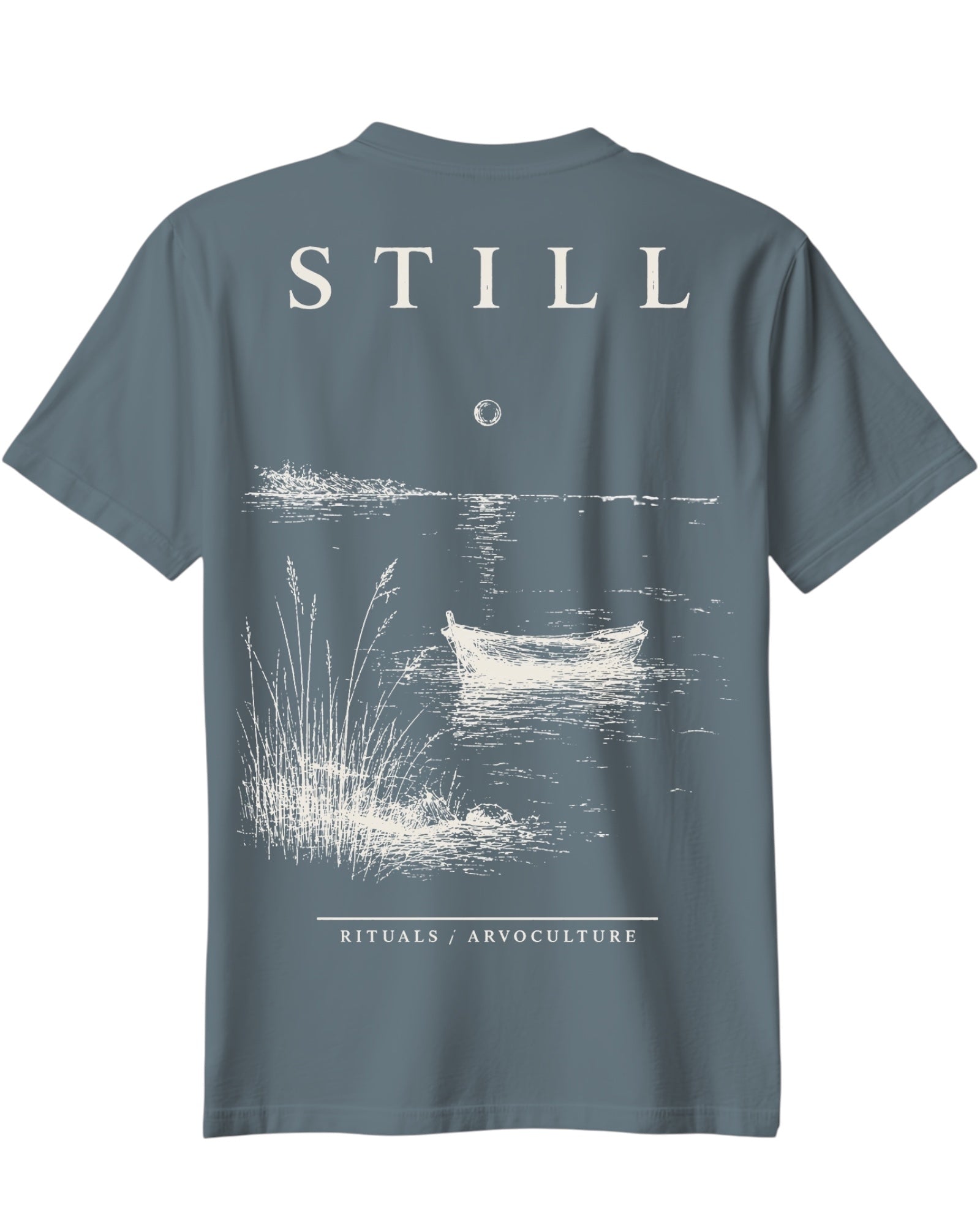 ArvoCulture marka, mavi, pamuklu, oversize tişört. Sırtında "STILL" yazısı ve gölde kürek çekilen bir sandal illüstrasyonu.