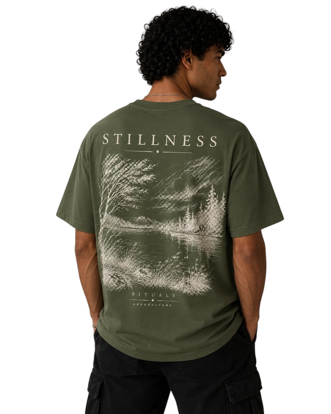 ArvoCulture'dan haki yeşil, oversize, pamuklu tişört. Arkasında beyaz 'STILLNESS' yazısı ve doğa manzarası deseni bulunur.