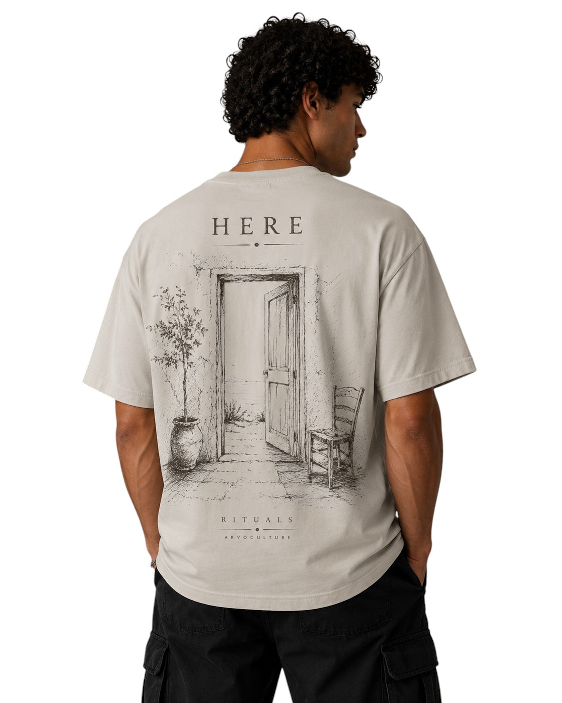 ArvoCulture oversize tişört, arkasında HERE yazısı ve kapı, sandalye, saksıda ağaç çizimi. Açık gri pamuklu kumaş.