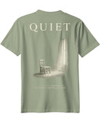 ArvoCulture marka, açık yeşil, pamuklu, oversize tişört. Arkasında 'QUIET' yazısı ve pencere kenarında bir sandalye illüstrasyonu bulunur.