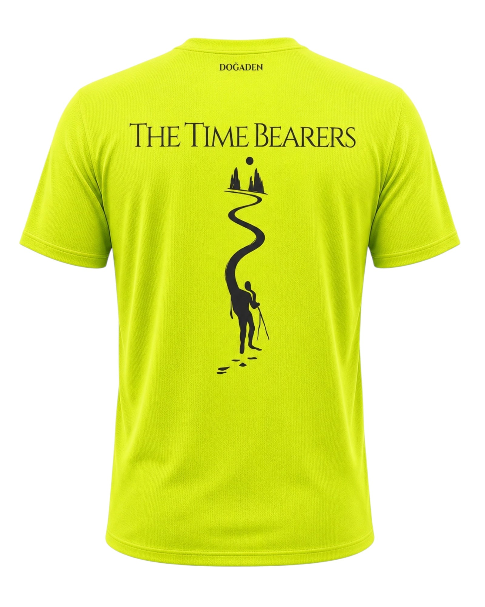 ArvoCulture sarı performans tişörtü, sırtında "THE TIME BEARERS" yazısı ve yürüyüşçü silüeti deseni bulunur.