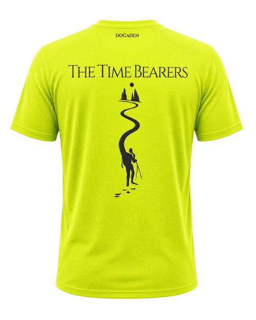 ArvoCulture sarı performans tişörtü, sırtında "THE TIME BEARERS" yazısı ve yürüyüşçü silüeti deseni bulunur.