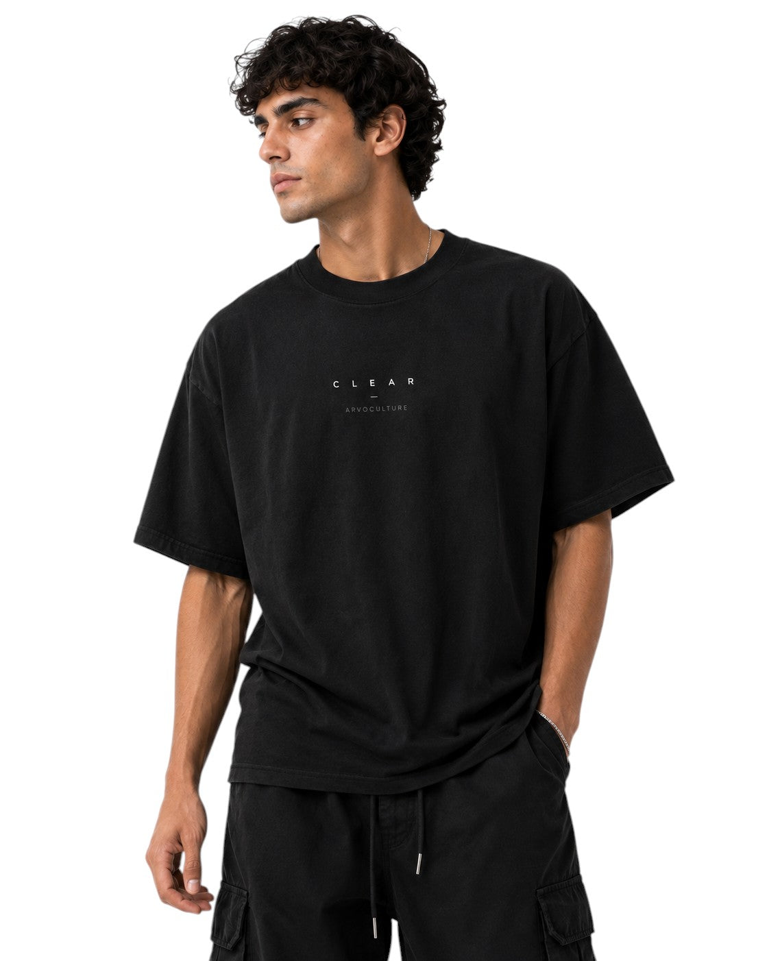 ArvoCulture'dan siyah, pamuklu, oversize kesim, bisiklet yaka tişört. Tişörtün üzerinde minimalist beyaz "CLEAR" ve "ARVOCULTURE" yazısı bulunur.