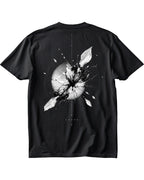 ArvoCulture marka siyah, oversize, pamuklu tişört. Arkasında soyut, beyaz ve gri renklerde patlayan bir küre ve 'CHAOS' yazısı bulunan grafik baskı.