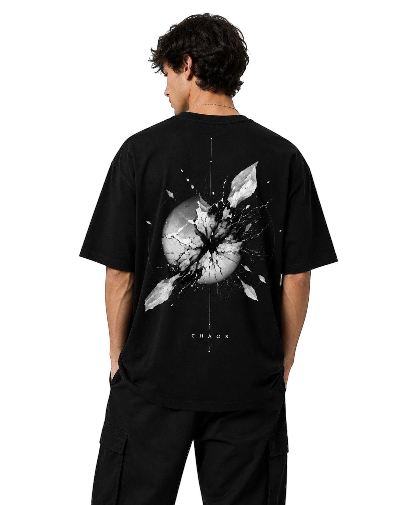 ArvoCulture Siyah oversize tişört, arkasında soyut patlama ve CHAOS yazısı bulunan grafik baskılıdır.