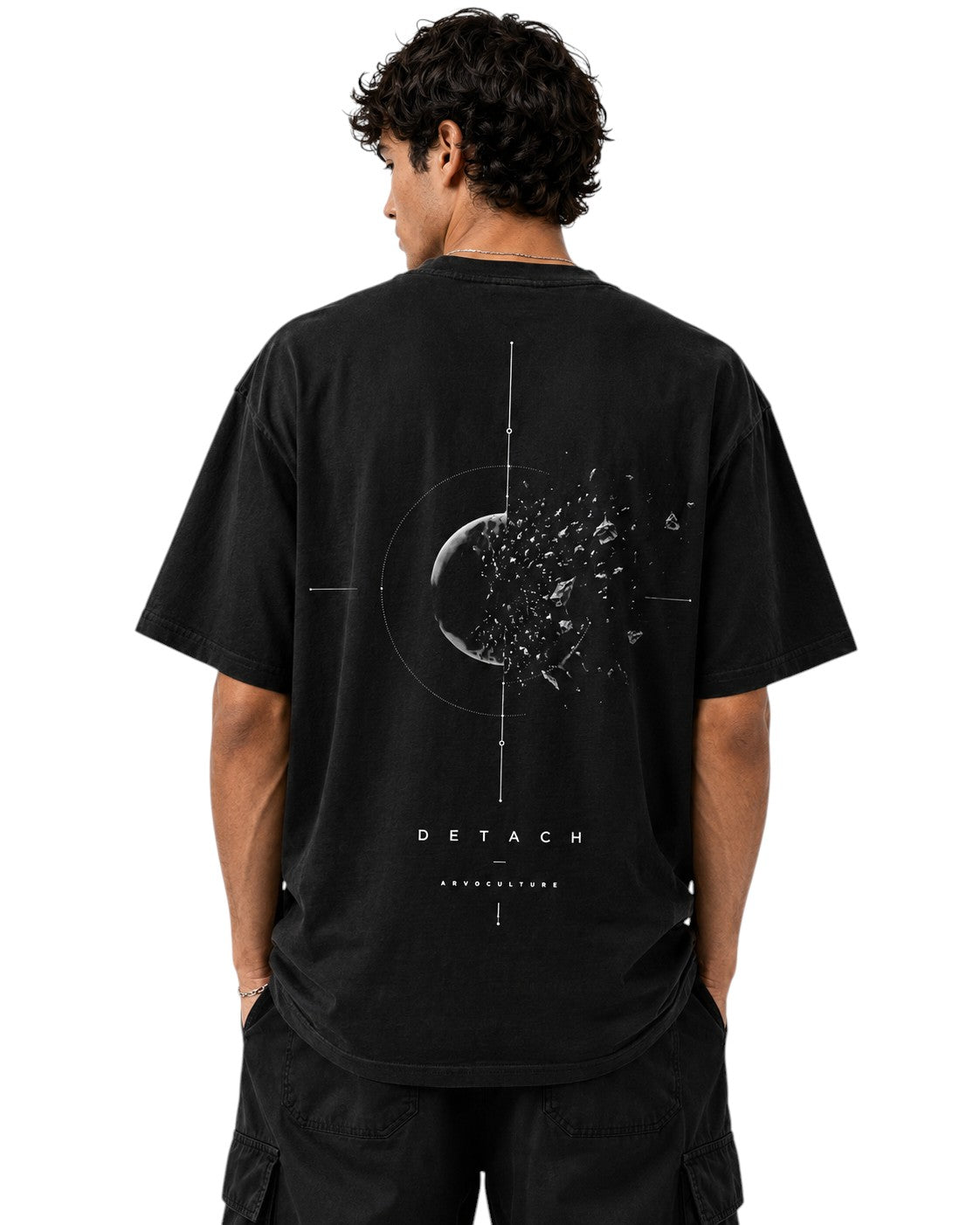ArvoCulture Siyah oversize tişört, arkasında parçalanan bir gezegen ve "DETACH" yazısı bulunan grafik baskı.