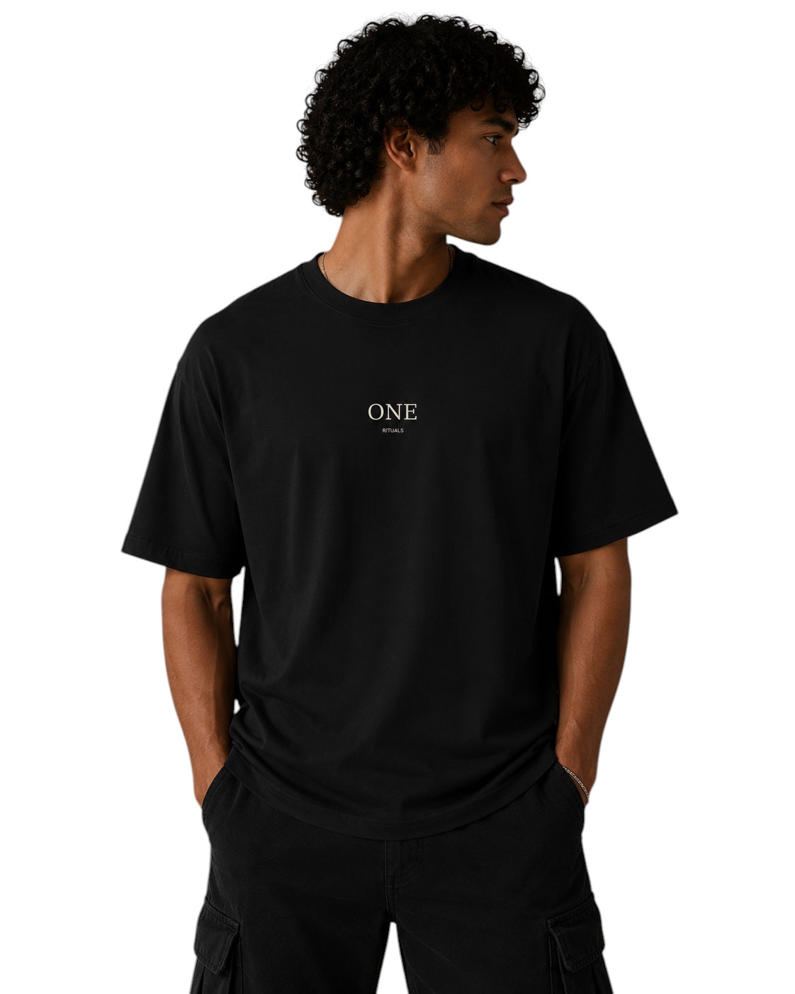 ArvoCulture Siyah pamuk oversize tişört, göğsünde minimalist 'ONE' ve 'RITUALS' logosu bulunur.