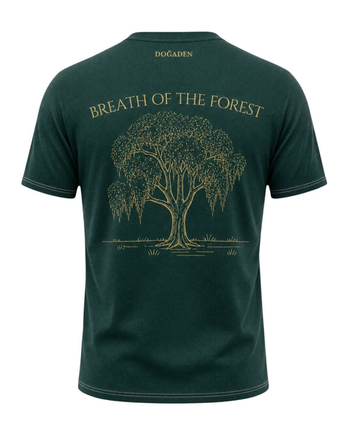 ArvoCulture markalı, yeşil, pamuklu, bisiklet yaka, kısa kollu tişört. Sırtında altın rengi "BREATH OF THE FOREST" yazısı ve ağaç deseni bulunur.